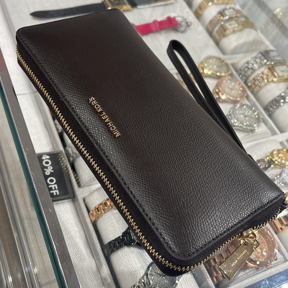Michael Kors JST Lg Leather Continental Wallet Wristlet Phone Holder C
Chocolate - Picture 8 of 16